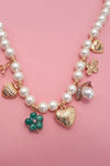 Collar de perlas con dije de corazón y lazo de flores de porcelana