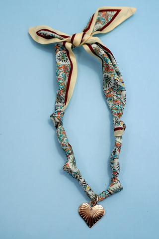 Collar con dijes intercambiables de bufanda hecho a mano