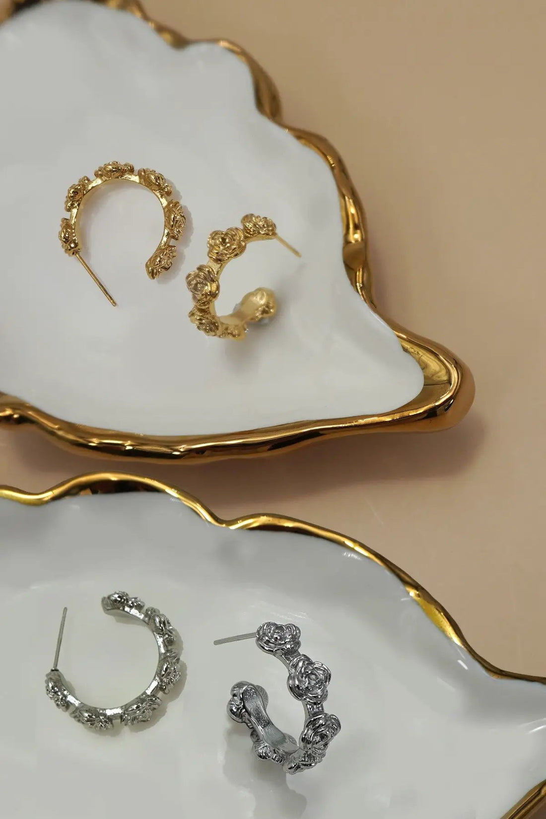Arracadas Huggie Florales 18K Oro Laminado Acero Inoxidable by JOSSLYN by Wall to Wall