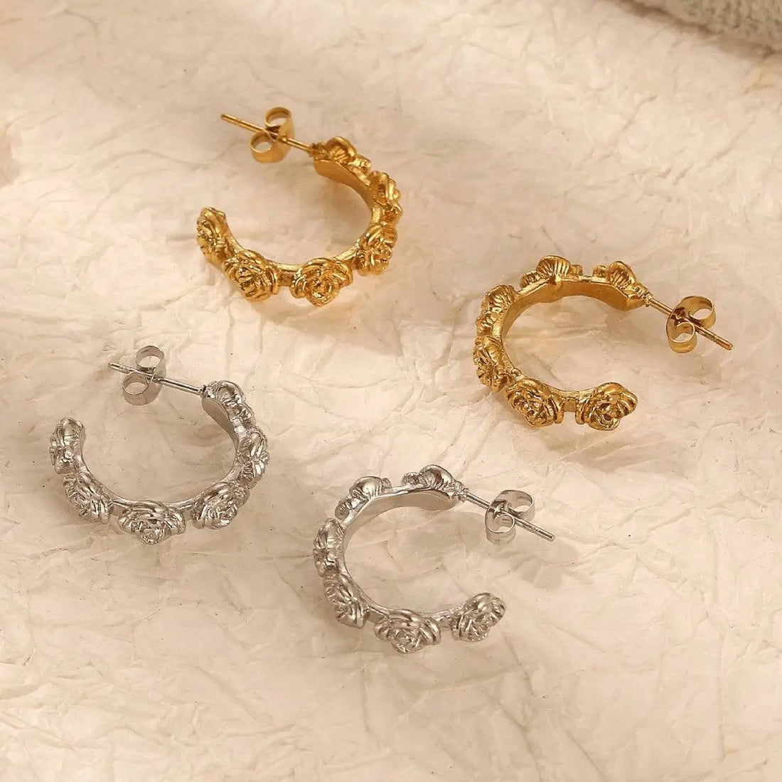 Arracadas Huggie Florales 18K Oro Laminado Acero Inoxidable by JOSSLYN by Wall to Wall