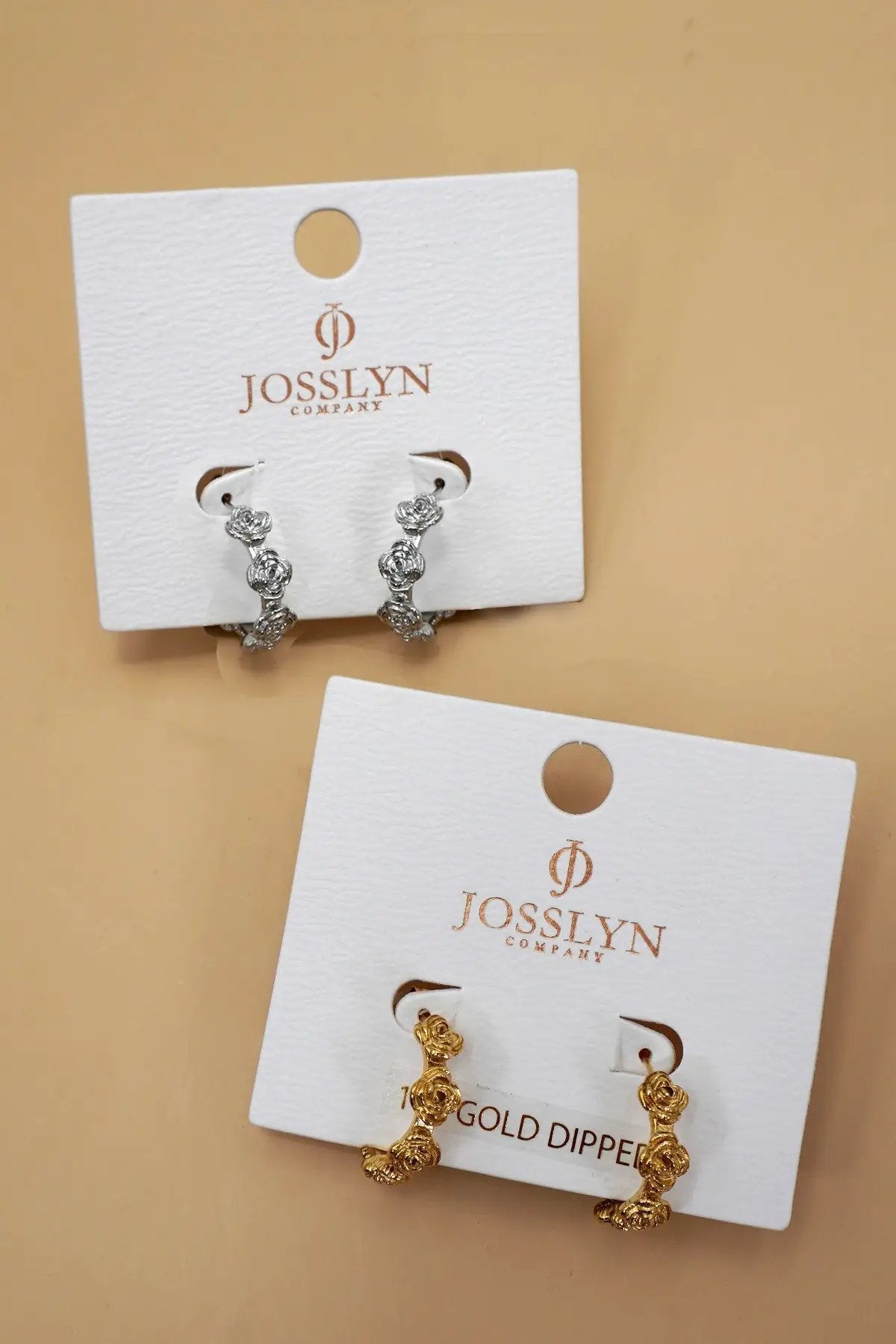 Arracadas Huggie Florales 18K Oro Laminado Acero Inoxidable by JOSSLYN by Wall to Wall