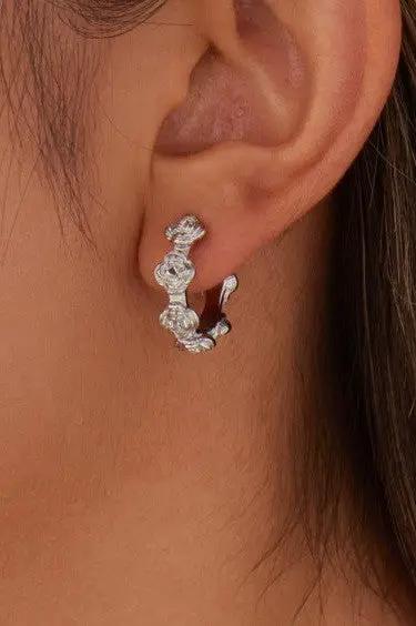 Arracadas Huggie Florales 18K Oro Laminado Acero Inoxidable by JOSSLYN by Wall to Wall