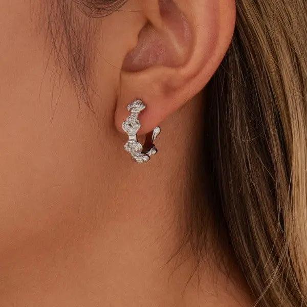 Arracadas Huggie Florales 18K Oro Laminado Acero Inoxidable by JOSSLYN by Wall to Wall