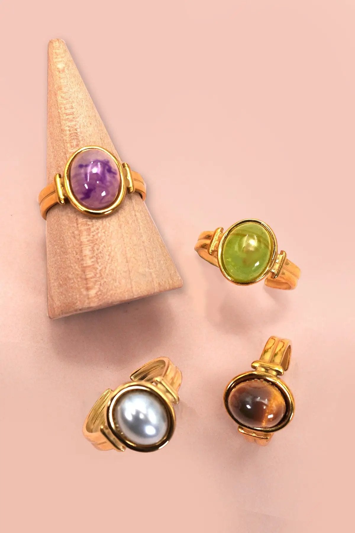 Anillo de Dama Ajustable 18k Oro Laminado Acero Inoxidable con Piedra Natural y Diseño Rayo de Sol by JOSSLYN by Wall to Wall