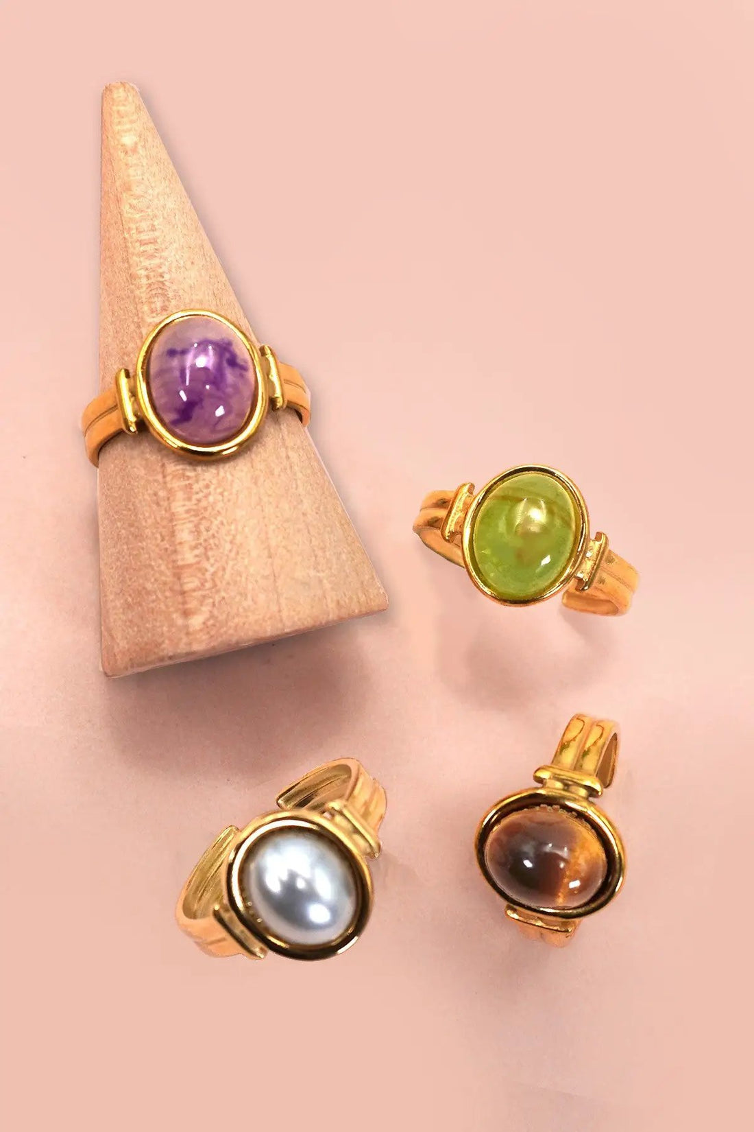 Anillo de Dama Ajustable 18k Oro Laminado Acero Inoxidable con Piedra Natural y Diseño Rayo de Sol by JOSSLYN by Wall to Wall