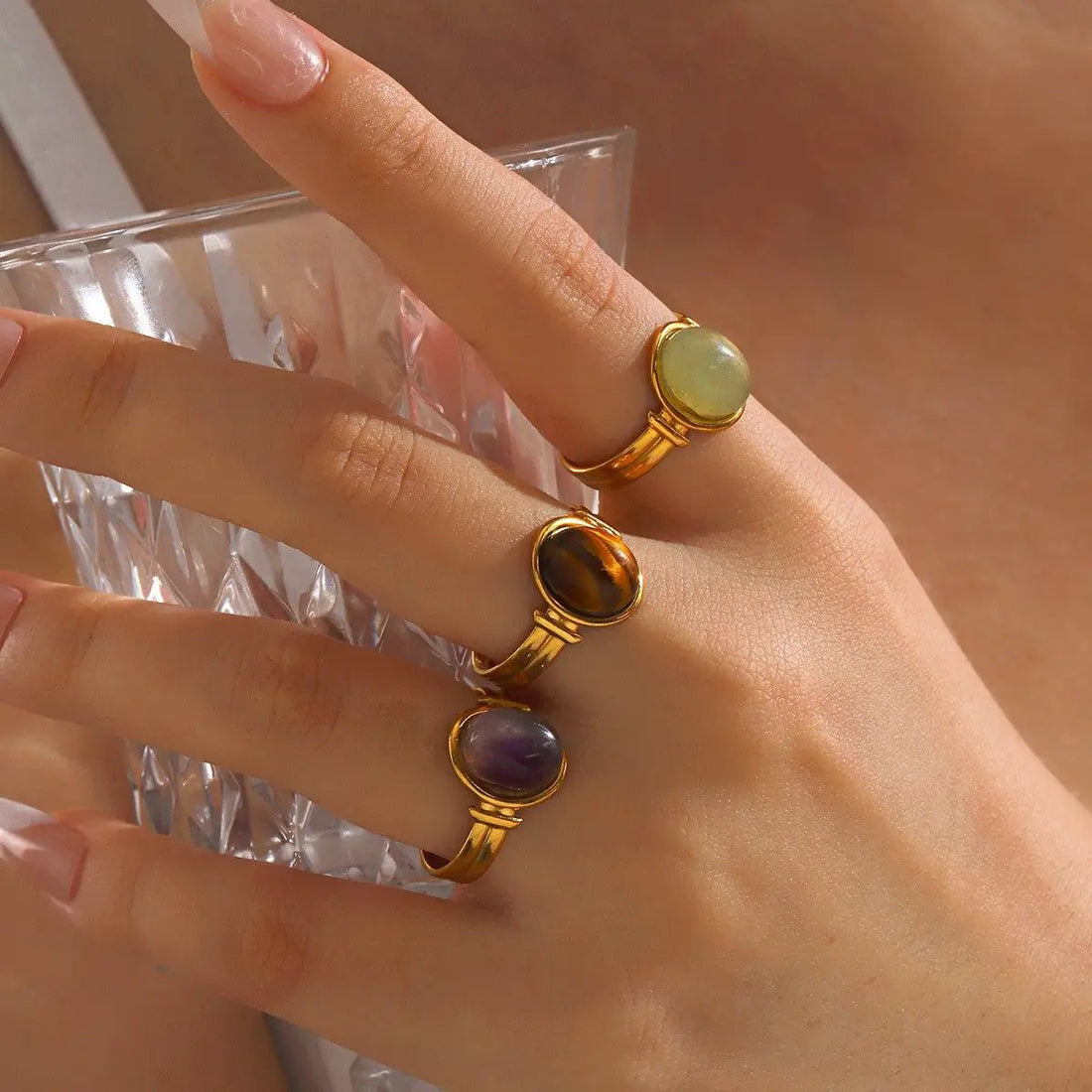 Anillo de Dama Ajustable 18k Oro Laminado Acero Inoxidable con Piedra Natural y Diseño Rayo de Sol by JOSSLYN by Wall to Wall