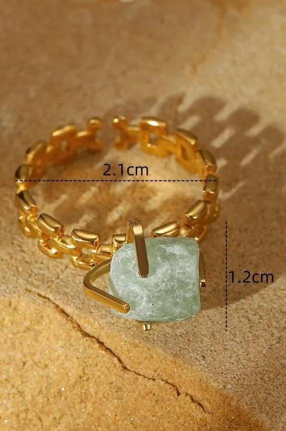 Anillo con Piedras Naturales y Acabado Dorado by JOSSLYN by Wall to Wall