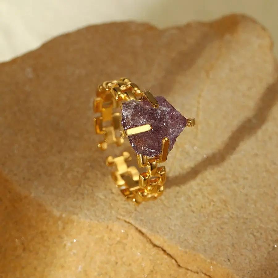 Anillo con Piedras Naturales y Acabado Dorado by JOSSLYN by Wall to Wall