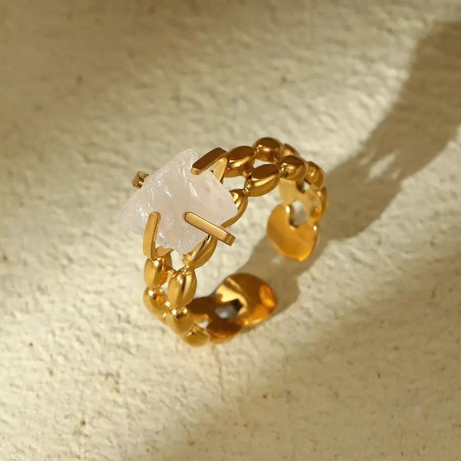 Anillo con Piedras Naturales y Acabado Dorado by JOSSLYN by Wall to Wall