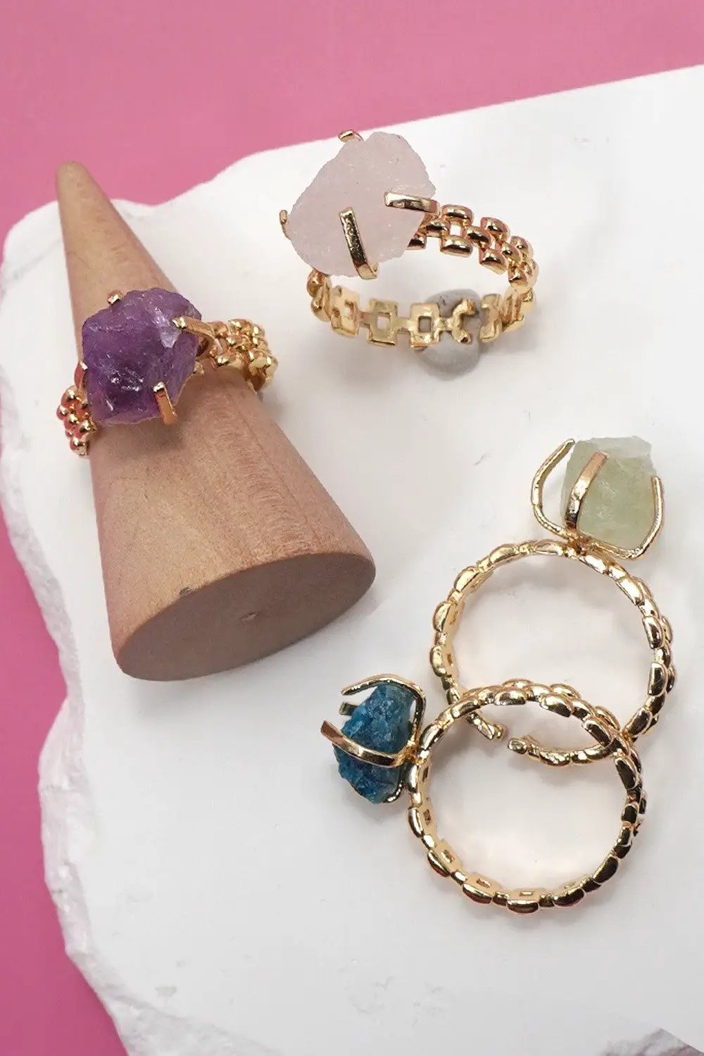 Anillo con Piedras Naturales y Acabado Dorado by JOSSLYN by Wall to Wall