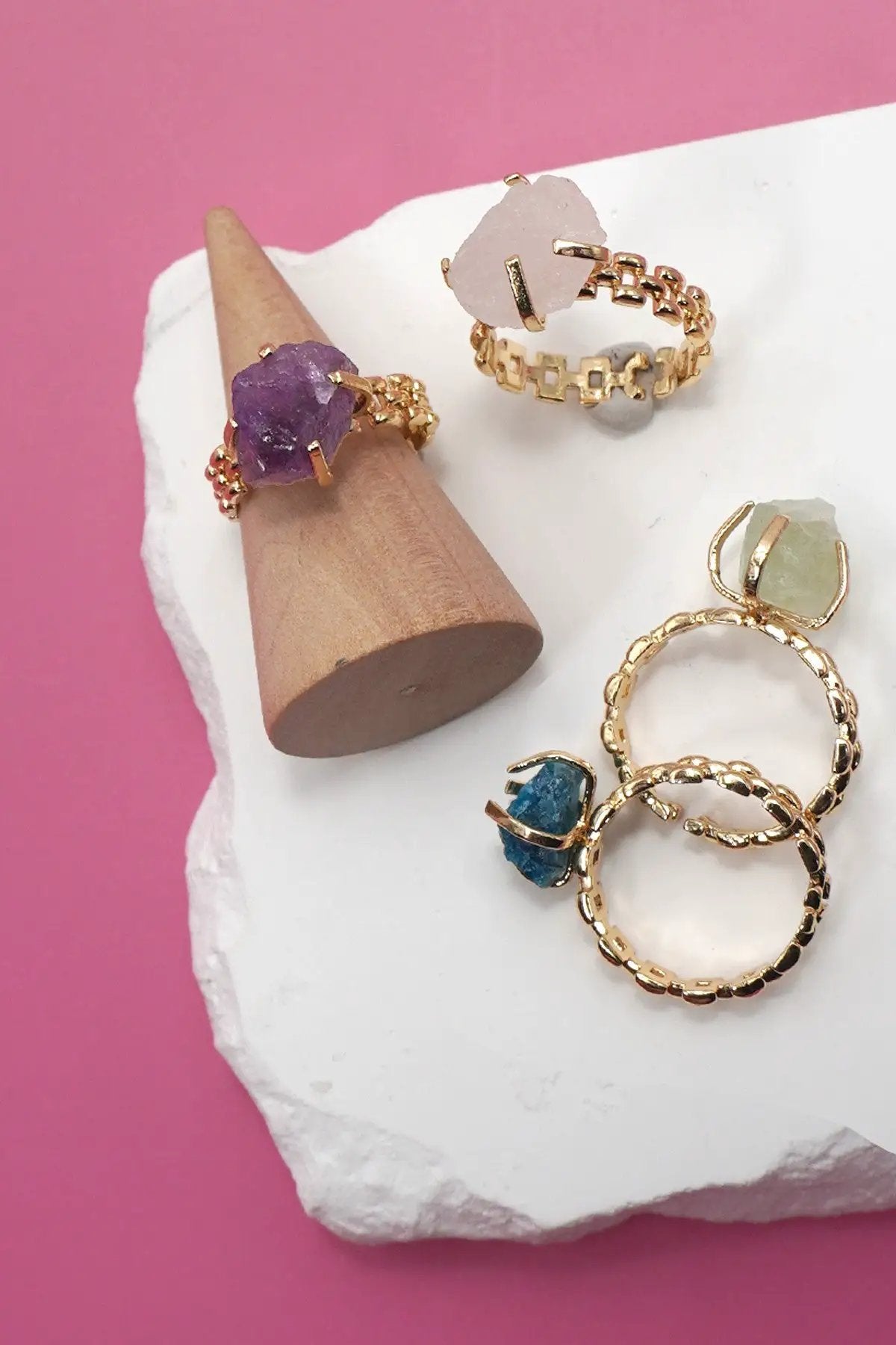 Anillo con Piedras Naturales y Acabado Dorado by JOSSLYN by Wall to Wall