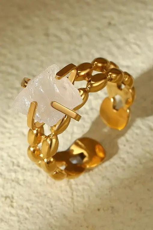 Anillo con Piedras Naturales y Acabado Dorado by JOSSLYN by Wall to Wall