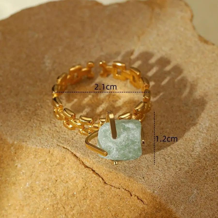 Anillo con Piedras Naturales y Acabado Dorado by JOSSLYN by Wall to Wall