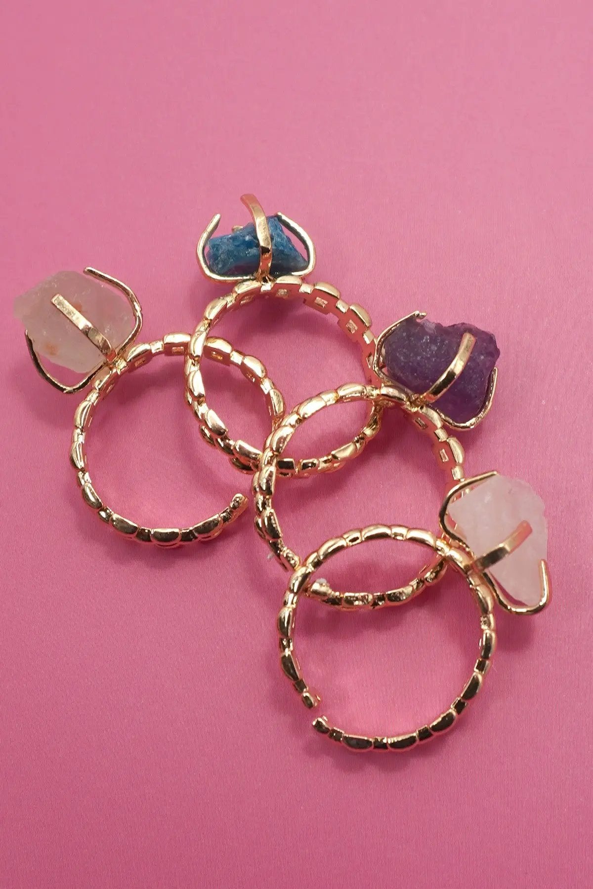 Anillo con Piedras Naturales y Acabado Dorado by JOSSLYN by Wall to Wall