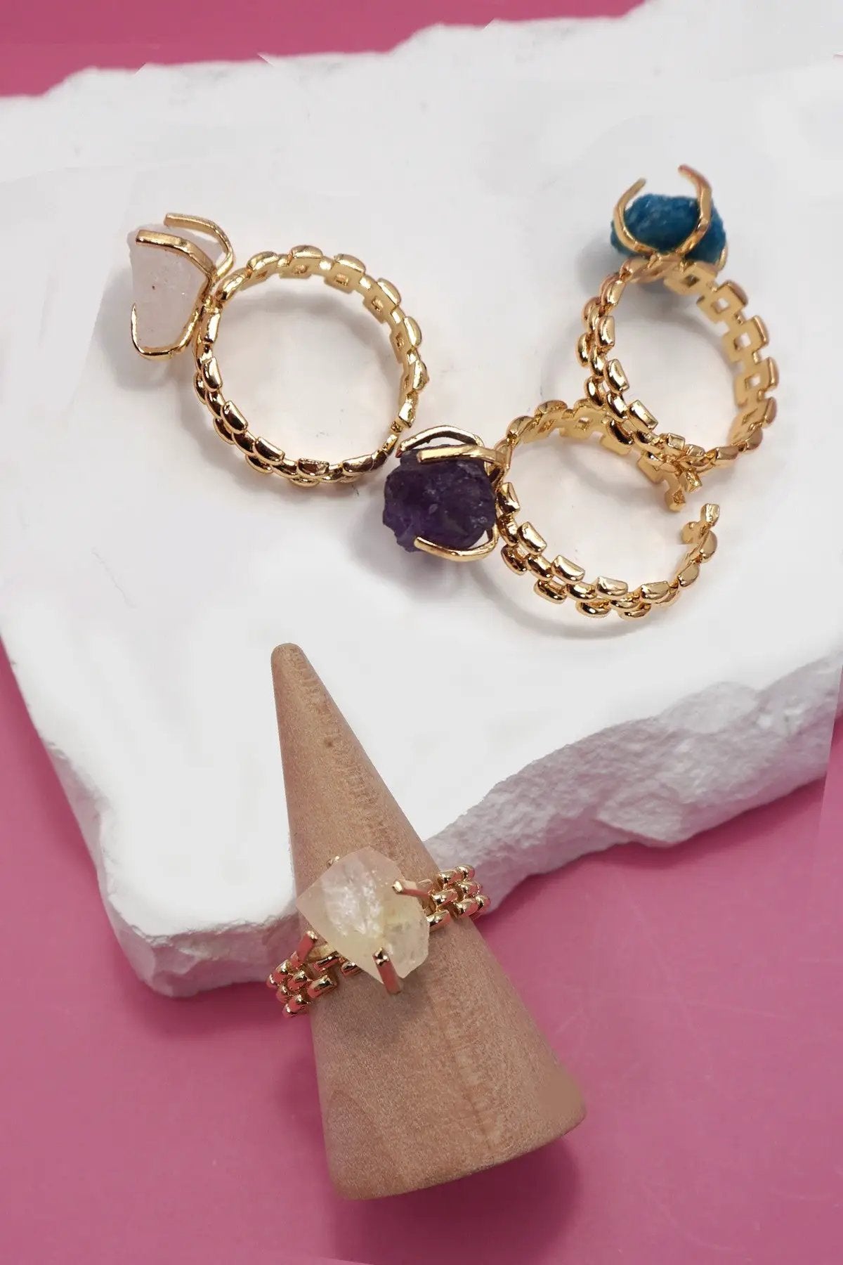 Anillo con Piedras Naturales y Acabado Dorado by JOSSLYN by Wall to Wall
