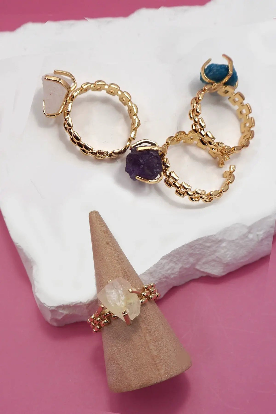 Anillo con Piedras Naturales y Acabado Dorado by JOSSLYN by Wall to Wall
