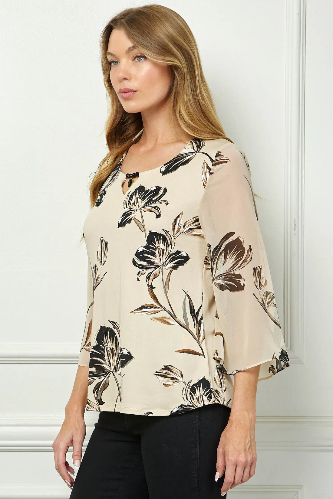 Blusa Beige Vintage con Escote de Cerradura y Estampado Floral Manga Larga by Winslow Collection