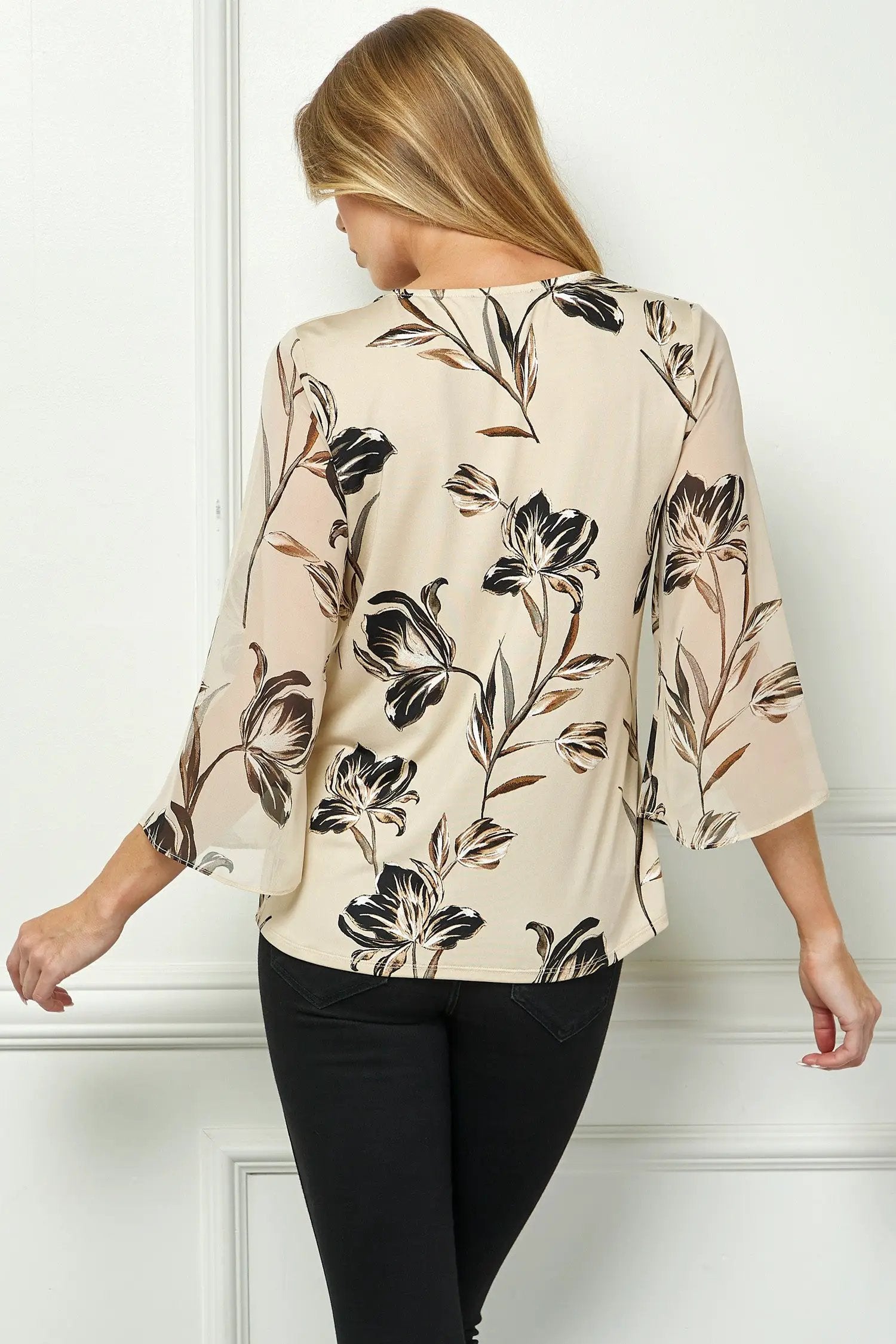 Blusa Beige Vintage con Escote de Cerradura y Estampado Floral Manga Larga by Winslow Collection