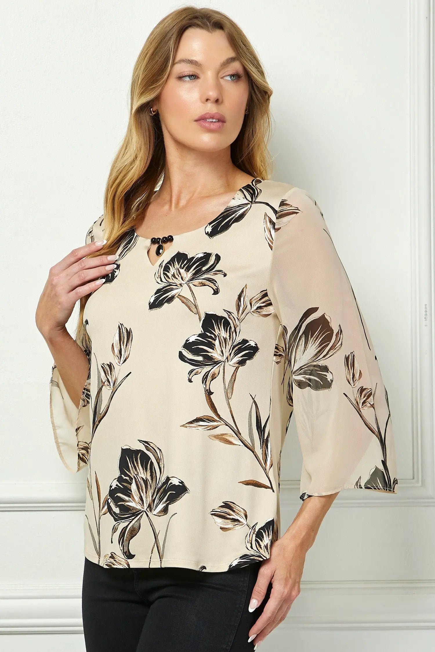 Blusa Beige Vintage con Escote de Cerradura y Estampado Floral Manga Larga by Winslow Collection
