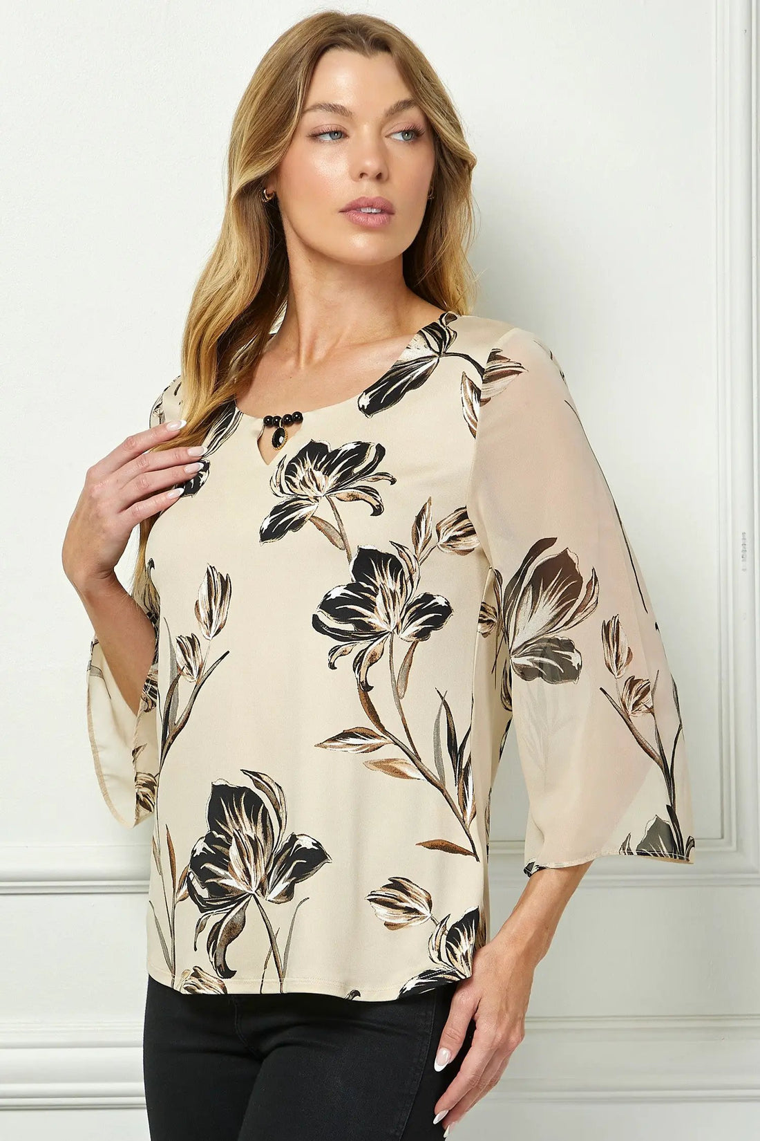 Blusa Beige Vintage con Escote de Cerradura y Estampado Floral Manga Larga by Winslow Collection