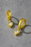 Pendientes Huggie dorados con dije de corazón de circonita brillante