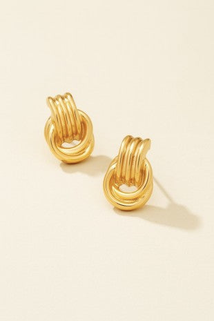 Pequeños pendientes de botón con nudo dorado atemporal