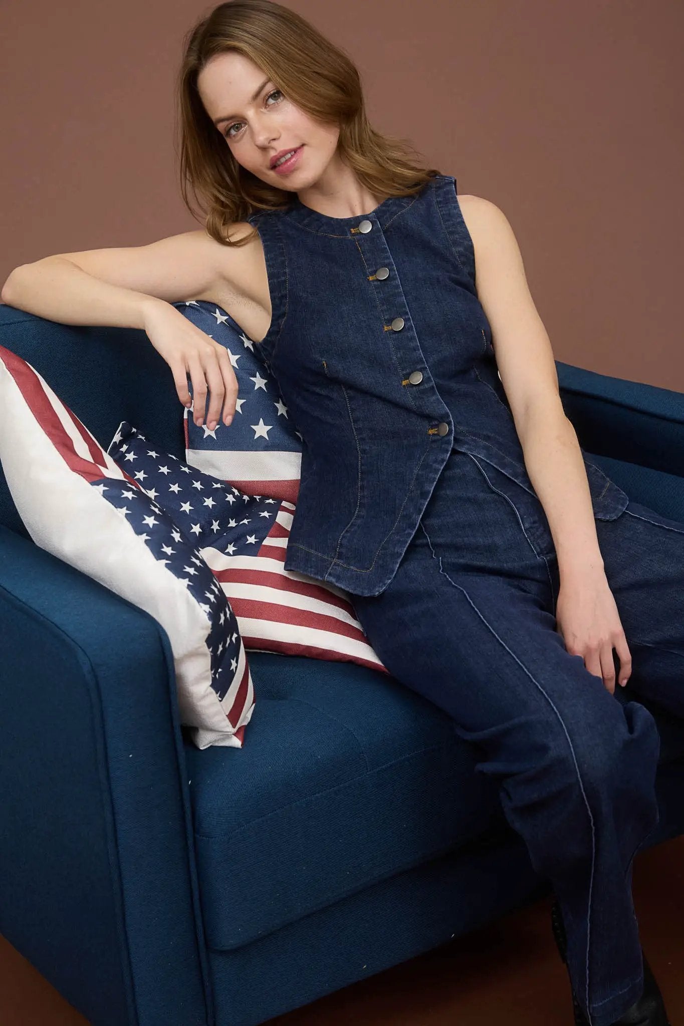 Chaleco Tipo Vest en Denim sin Mangas con Escote Redondo y Botones | Abertura en Dobladillo | by Blu Pepper