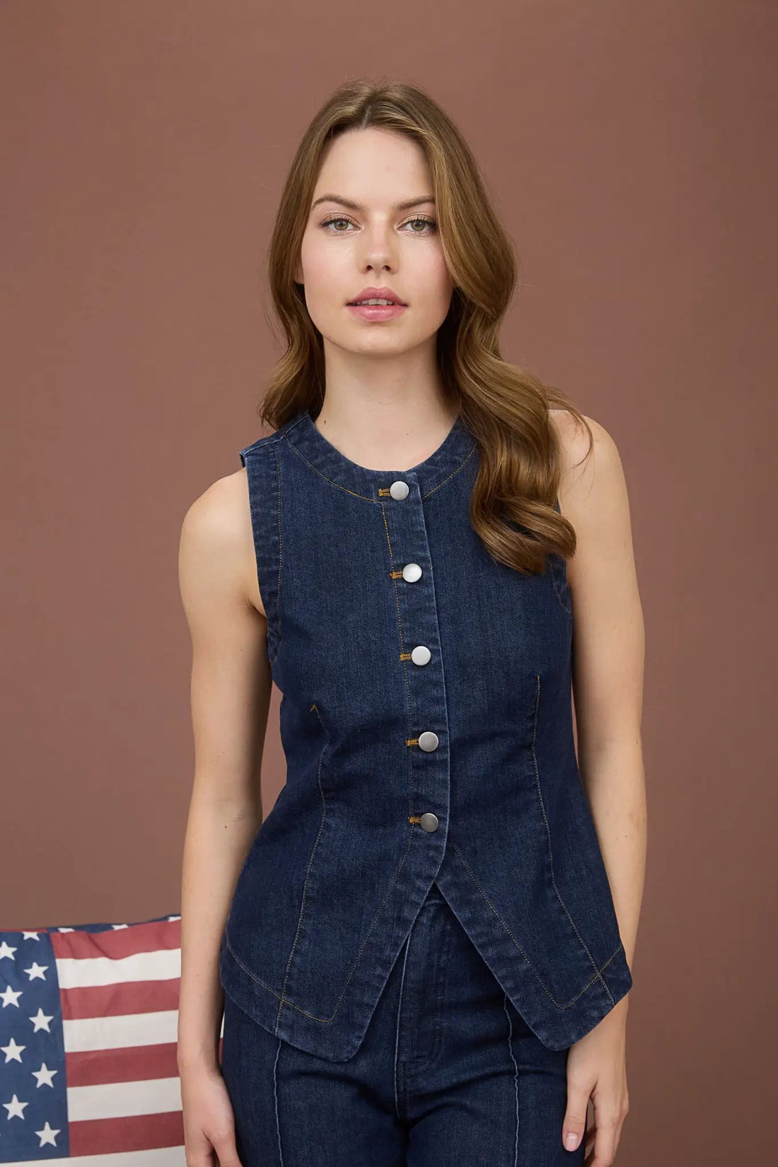 Chaleco Tipo Vest en Denim sin Mangas con Escote Redondo y Botones | Abertura en Dobladillo | by Blu Pepper