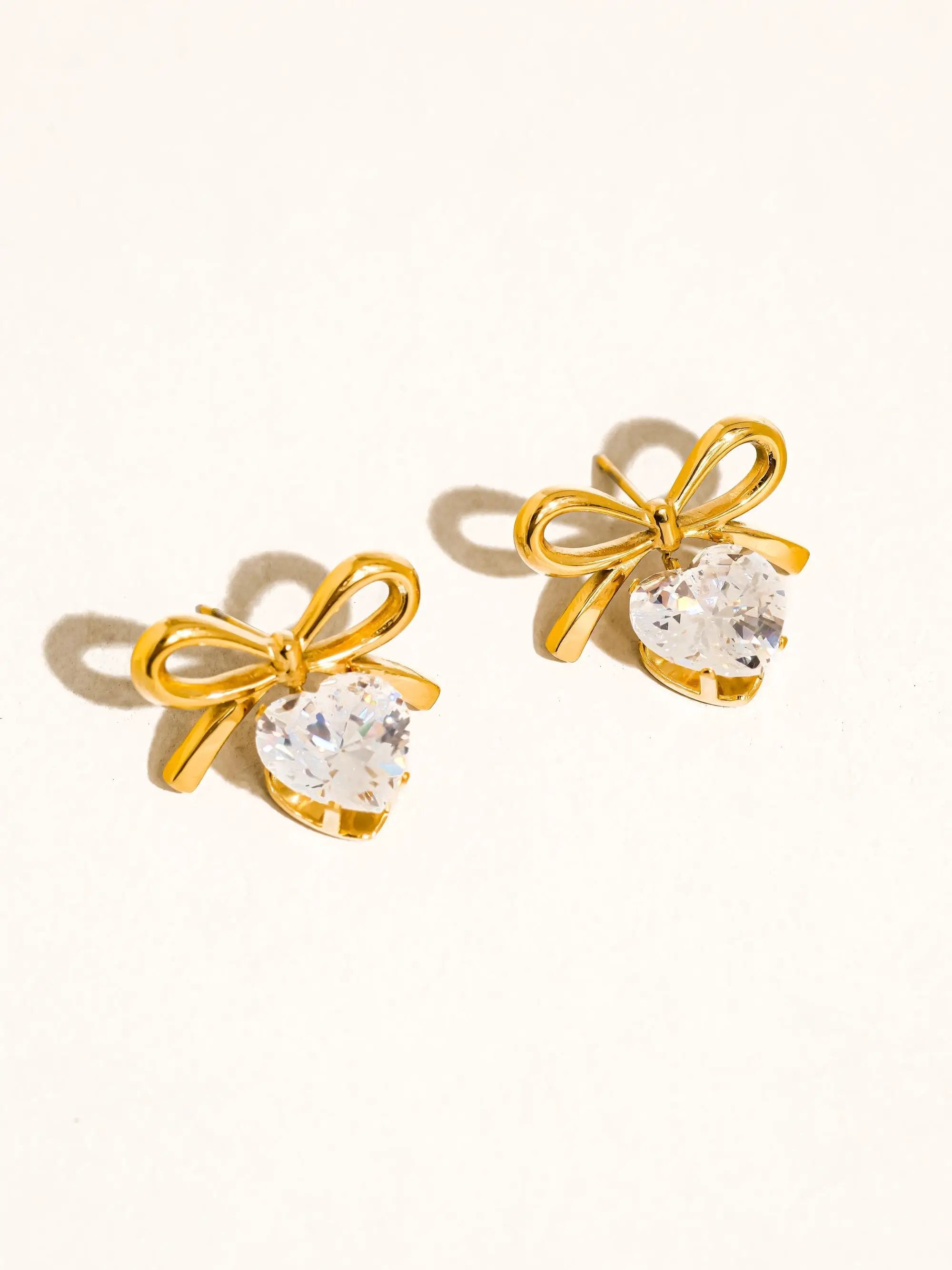 Aretes De Oro De 18 Quilates Con Circón Corazón Y Lazo Acabado No Deslustre Edición Exclusiva by Yanet Collective