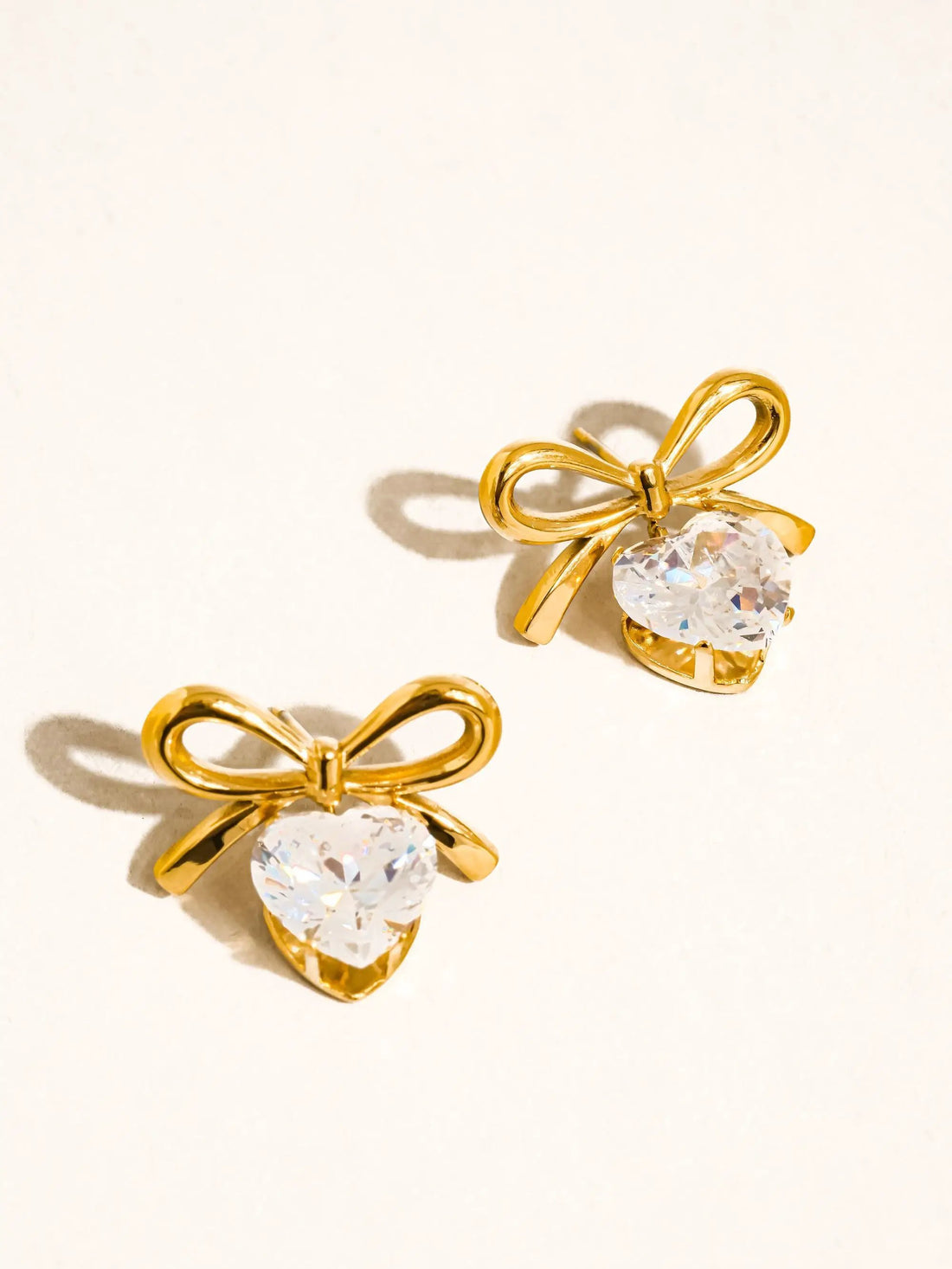 Aretes De Oro De 18 Quilates Con Circón Corazón Y Lazo Acabado No Deslustre Edición Exclusiva by Yanet Collective