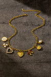 Collar con dijes caprichosos