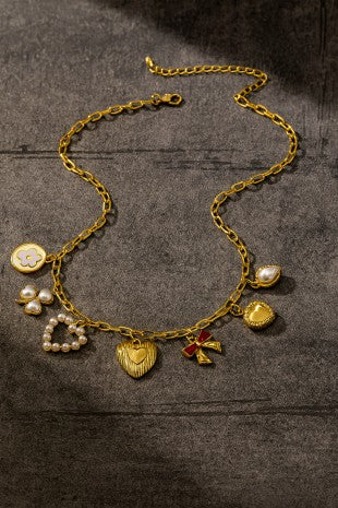 Collar con dijes caprichosos