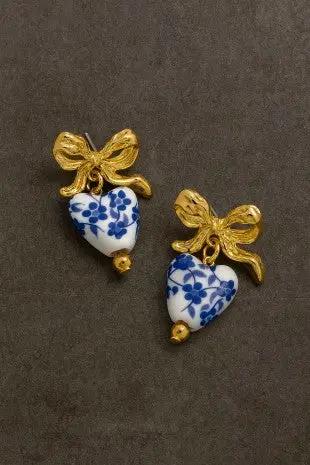 Aretes con Corazón de Porcelana Azul y Blanco con Lazo Dorado by Yanet Collective