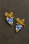 Aretes con Corazón de Porcelana Azul y Blanco con Lazo Dorado