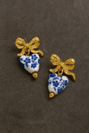 Aretes con Corazón de Porcelana Azul y Blanco con Lazo Dorado