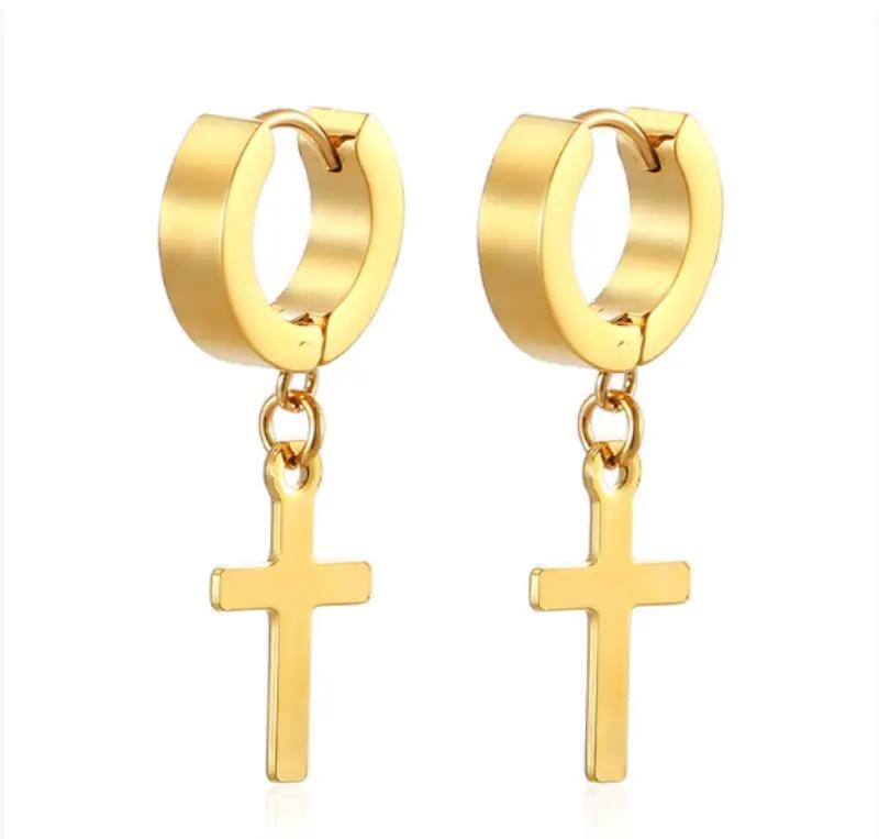 Pendientes Huggie de Aro con Colgante de Cruz en Acero Inoxidable 18K - Dorados y Resistentes al Agua by JOSSLYN by Wall to Wall