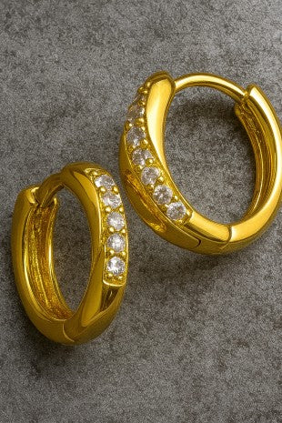 Aro Huggie entrelazado resistente al agua con circonitas pavé