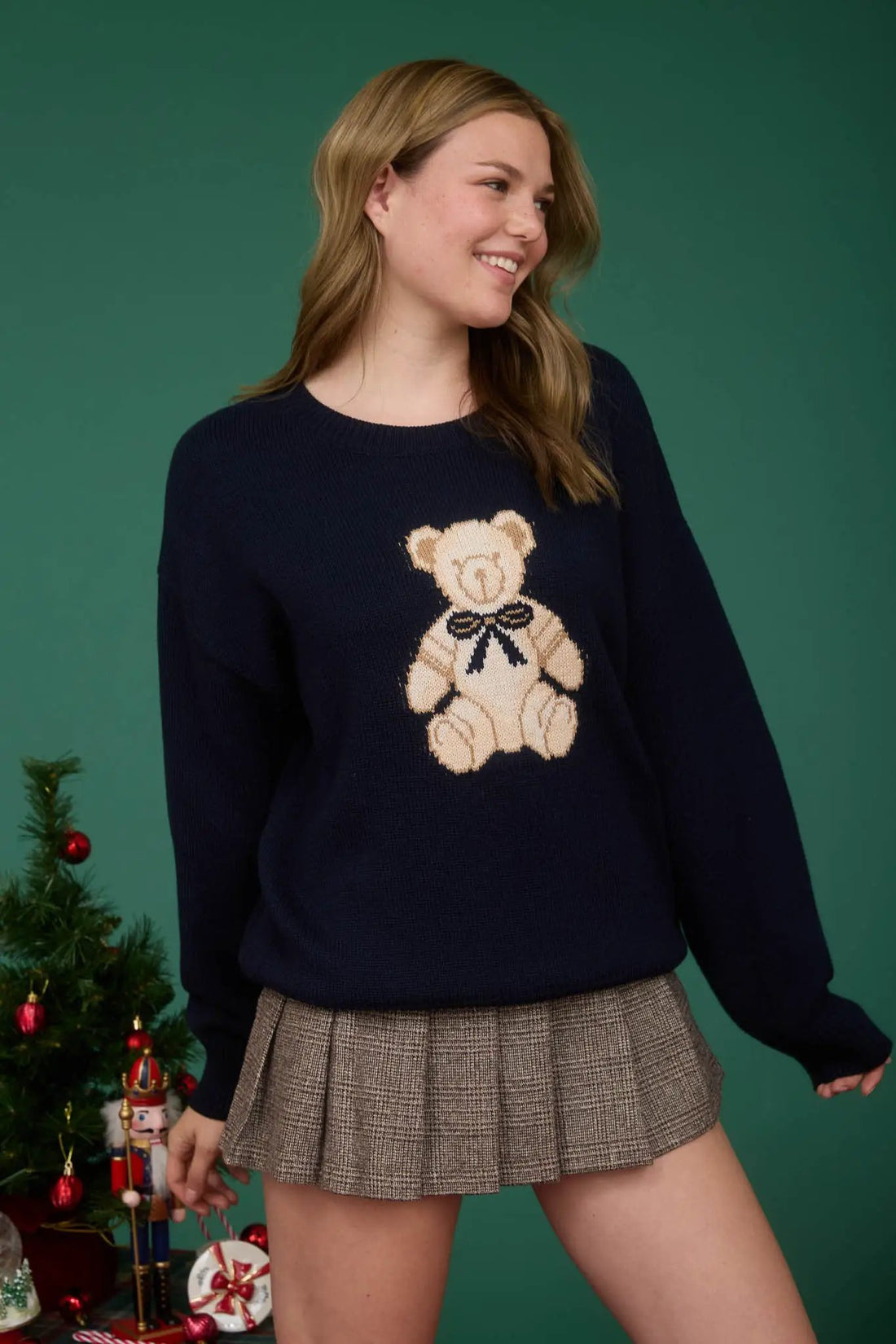 Suéter con Osito de Peluche Jacquard Sweater Cuello Redondo – Azul Marino 🧸 by Yanet Collective
