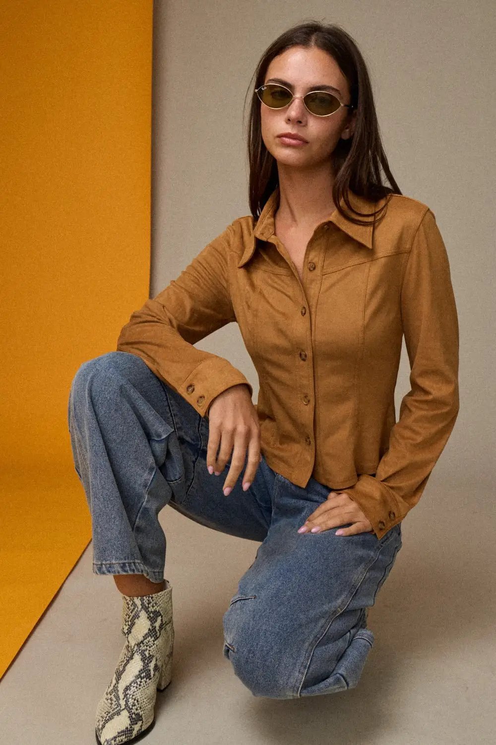 Blusa Camel Cafe de Botones para Mujer tipo Suede Ante - Fit Entallado y Elegante by Papermoon