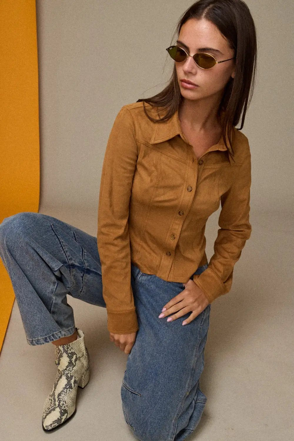 Blusa Camel Cafe de Botones para Mujer tipo Suede Ante - Fit Entallado y Elegante by Papermoon