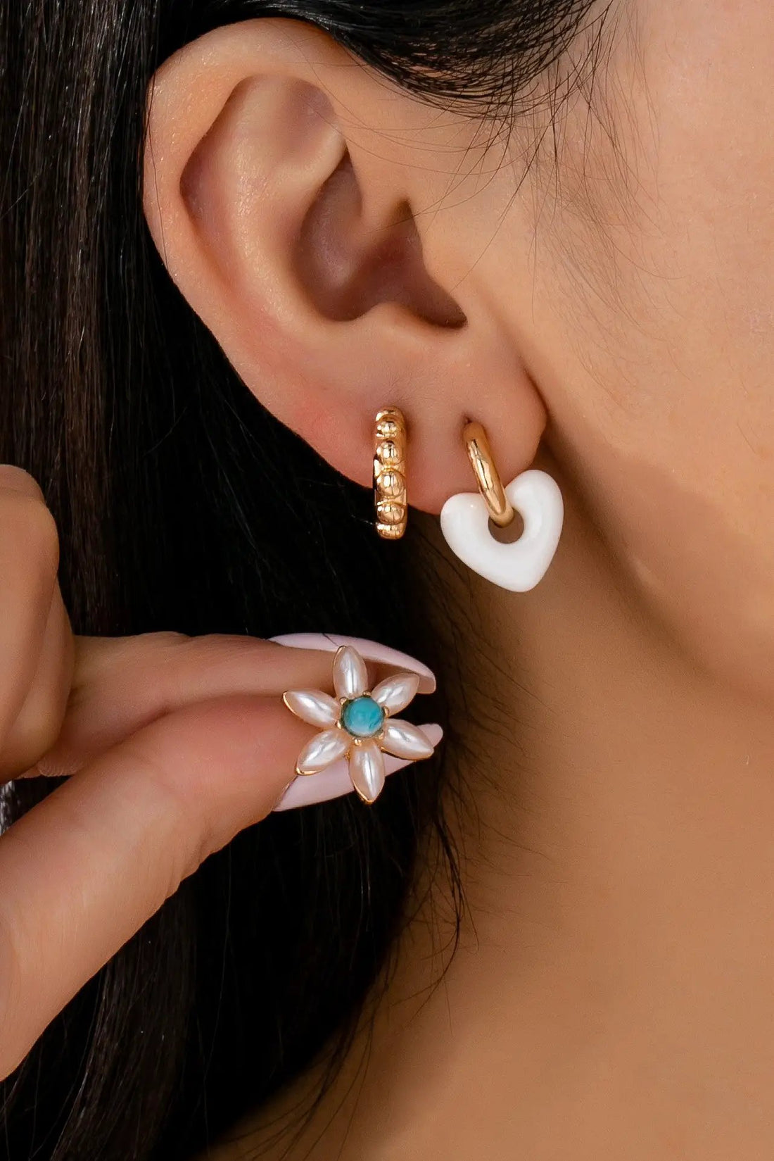Set Trio de Aretes Huggie Hoop con Diseño de Bola, Corazón y Flor con Perla - Baño de Oro by JOSSLYN by Wall to Wall