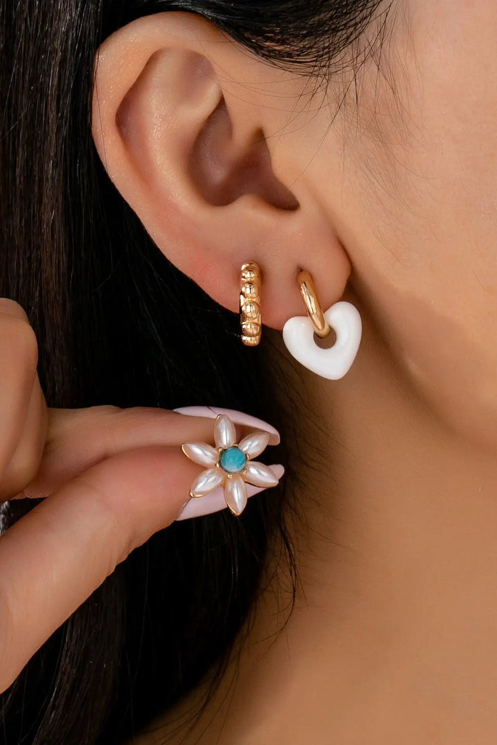 Set Trio de Aretes Huggie Hoop con Diseño de Bola, Corazón y Flor con Perla - Baño de Oro by JOSSLYN by Wall to Wall