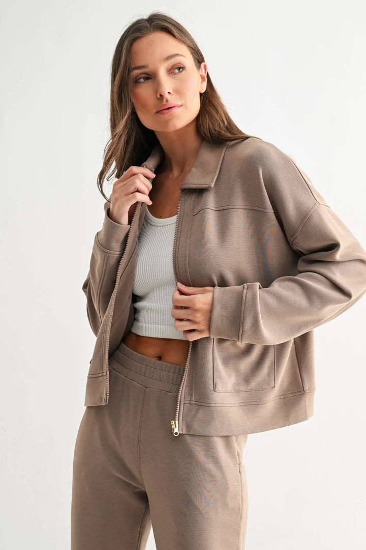 Chaqueta Beige Utility “Laguna Flow” con Cierre Frontal by Yanet Collective
