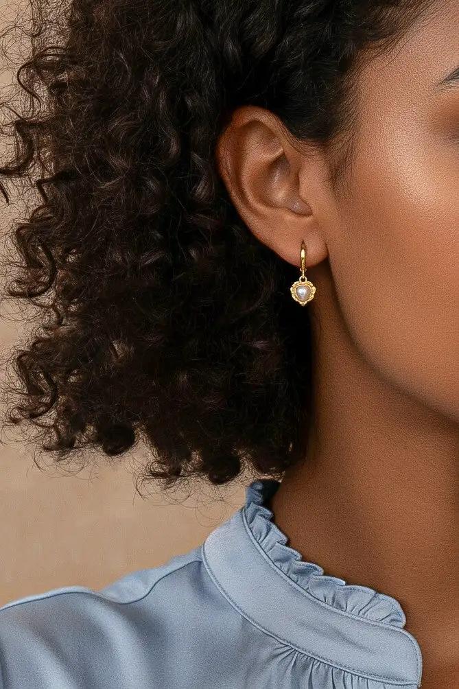 Aretes Huggie Dorados con Dije de Corazón Nacarado | Chapado Antienvejecimiento | Diseño Romántico Vintage by LA3accessories