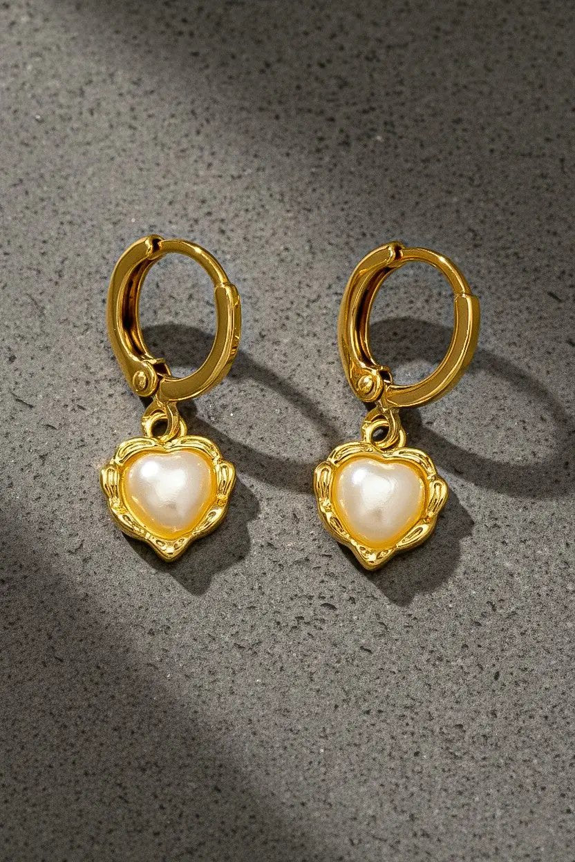 Aretes Huggie Dorados con Dije de Corazón Nacarado | Chapado Antienvejecimiento | Diseño Romántico Vintage by LA3accessories