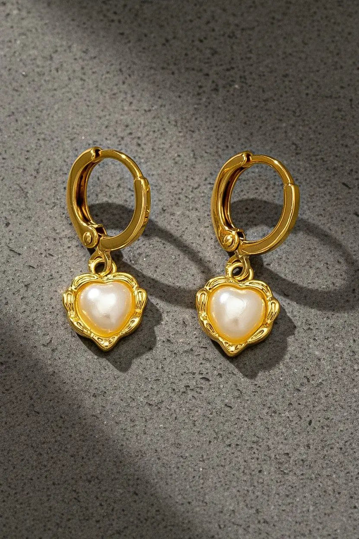 Aretes Huggie Dorados con Dije de Corazón Nacarado | Chapado Antienvejecimiento | Diseño Romántico Vintage by LA3accessories