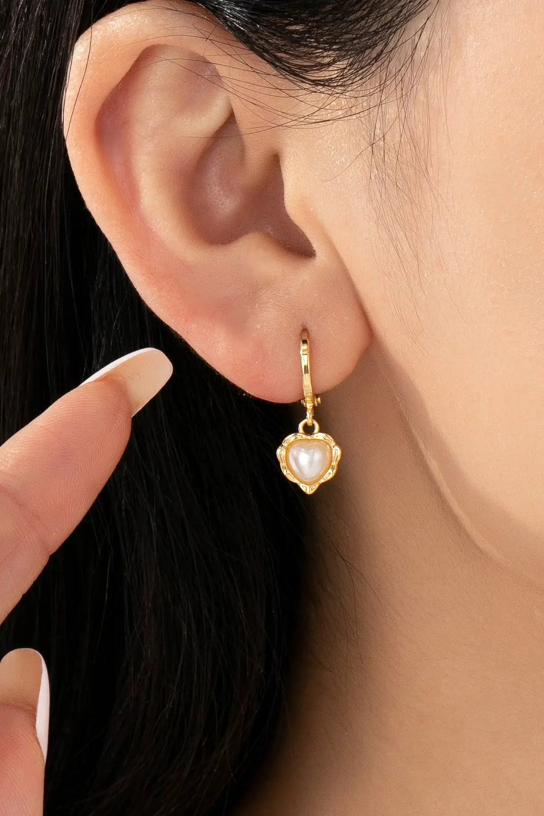 Aretes Huggie Dorados con Dije de Corazón Nacarado | Chapado Antienvejecimiento | Diseño Romántico Vintage by LA3accessories