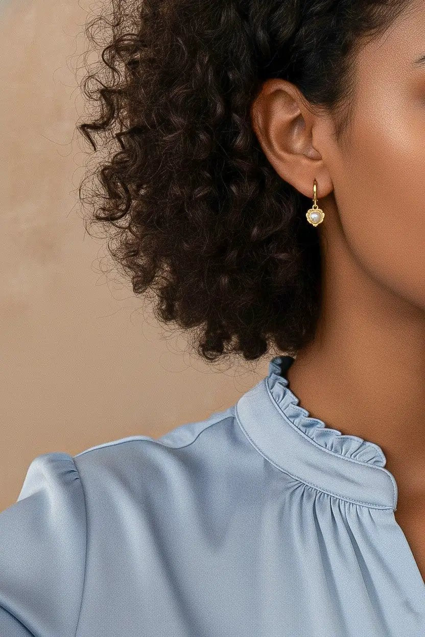Aretes Huggie Dorados con Dije de Corazón Nacarado | Chapado Antienvejecimiento | Diseño Romántico Vintage by LA3accessories