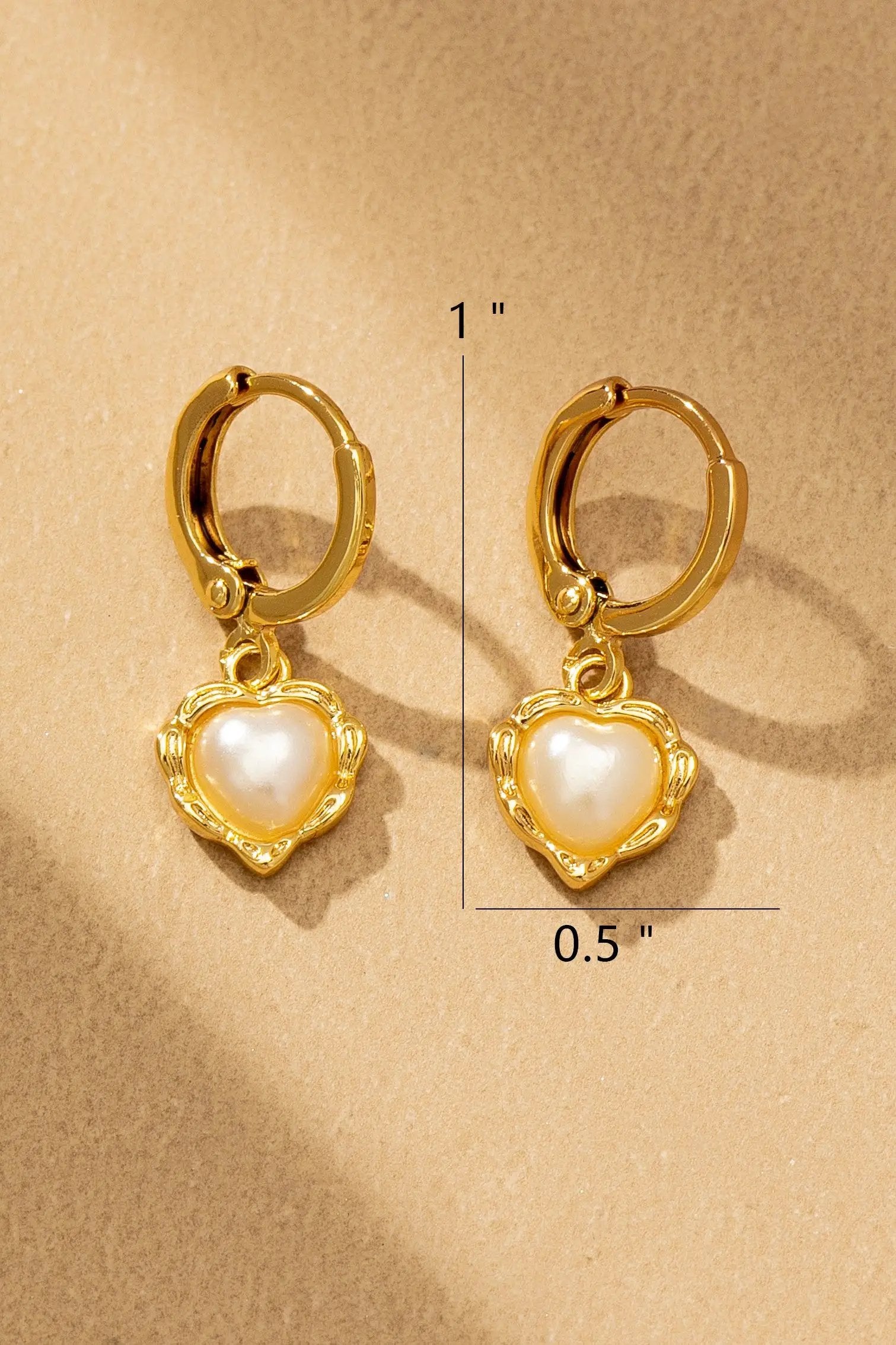 Aretes Huggie Dorados con Dije de Corazón Nacarado | Chapado Antienvejecimiento | Diseño Romántico Vintage by LA3accessories