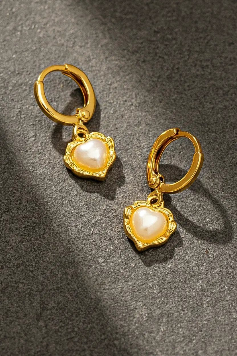 Aretes Huggie Dorados con Dije de Corazón Nacarado | Chapado Antienvejecimiento | Diseño Romántico Vintage by LA3accessories